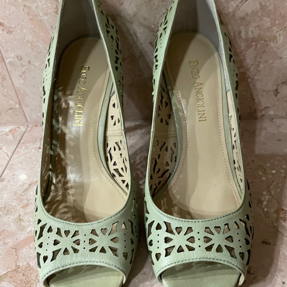 Enzo Angiolini green laser cut heel